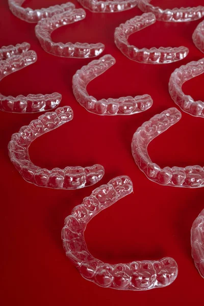 Kusursuz şekillenmiş plastik tepsiler, güzelliği geliştirmek için kusursuz diş hizalamalarının ardındaki sofistike teknolojiyi gösteriyor..