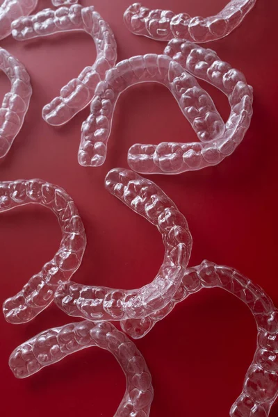 Bu yenilikçi temiz diş telleri büyüleyici bir kırmızı tabanda gösterilen diş bakımındaki gelişmeleri temsil eder..