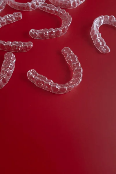 Bu yenilikçi temiz diş telleri büyüleyici bir kırmızı tabanda gösterilen diş bakımındaki gelişmeleri temsil eder..