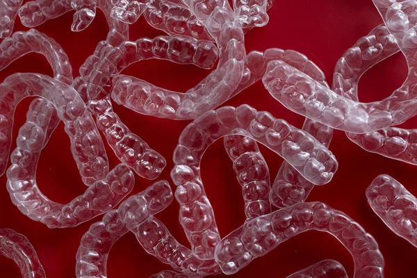 Dağıtılmış şeffaf hizmetliler mükemmel gülümsemeler elde etmek için ileri teknoloji ortodonti sergiliyorlar..