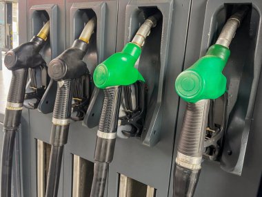 Benzin istasyonundaki ekipmanları yenilemek için. Benzin istasyonu, benzin istasyonu, benzin istasyonu, yakıt ikmali.