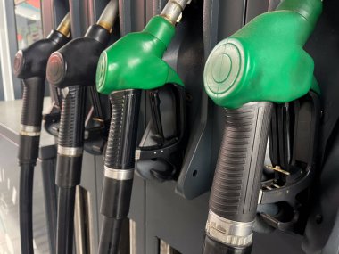 Benzin istasyonundaki ekipmanları yenilemek için. Benzin istasyonu, benzin istasyonu, benzin istasyonu, yakıt ikmali.