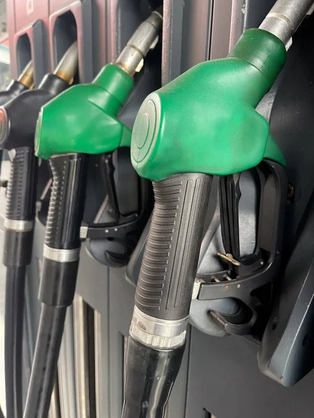 Benzin istasyonundaki ekipmanları yenilemek için. Benzin istasyonu, benzin istasyonu, benzin istasyonu, yakıt ikmali.