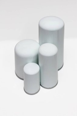 Düz arkaplan üzerinde mezuniyet boyutlarında beyaz silindirik metal kaplar, ürün paketleme modellemeleri veya ecommerce katalog düzeni için ideal markalaştırma ve perakende sunumu için temiz minimal tasarım.