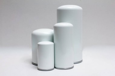 Düz arkaplan üzerinde mezuniyet boyutlarında beyaz silindirik metal kaplar, ürün paketleme modellemeleri veya ecommerce katalog düzeni için ideal markalaştırma ve perakende sunumu için temiz minimal tasarım.