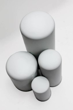 Düz arkaplan üzerinde mezuniyet boyutlarında beyaz silindirik metal kaplar, ürün paketleme modellemeleri veya ecommerce katalog düzeni için ideal markalaştırma ve perakende sunumu için temiz minimal tasarım.