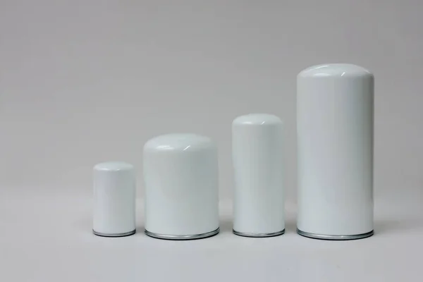 Düz arkaplan üzerinde mezuniyet boyutlarında beyaz silindirik metal kaplar, ürün paketleme modellemeleri veya ecommerce katalog düzeni için ideal markalaştırma ve perakende sunumu için temiz minimal tasarım.