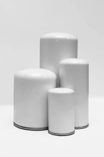 Düz arkaplan üzerinde mezuniyet boyutlarında beyaz silindirik metal kaplar, ürün paketleme modellemeleri veya ecommerce katalog düzeni için ideal markalaştırma ve perakende sunumu için temiz minimal tasarım.