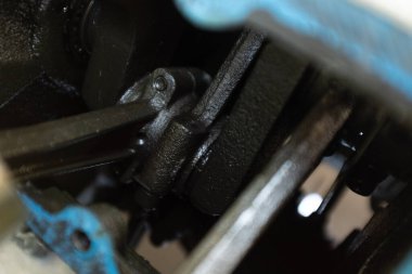 Modern endüstriyel vida hava kompresör dolabı, elektrikli motor, soğutma sistemi sergilenen ve profesyonel kullanım için mavi ses nemlendirici muhafaza içinde yüksek basınçlı boru