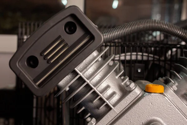 Profesyonel bir hava kompresörü veya pompa motorunda metal baş ünitesi ve soğutma yüzgeçleri, endüstriyel soğutma, basınç mekanizmaları ve ağır makine mühendisliği ayrıntılarını vurguluyor