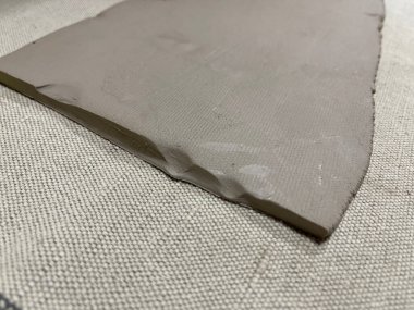 Pürüzsüz bej modelleme kil levhası, yaratıcılık, çocukluk sanatı, duyusal oyun, çömlek ya da seramik stüdyo kavramlarının yakın çekimi