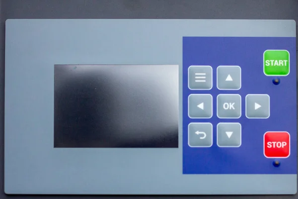 Elektrik mühendisliği ve endüstriyel otomasyon için bir tuş takımı, ekran ve çok dilli uyarı etiketli Değişken Frekans Sürücüsü (VFD) veya güç çevirici kontrol ünitesi