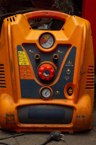 Parlak turuncu taşınabilir hava kompresörünü kapat.