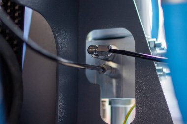 Parlak krom hidrolik pnömatik boru tesisatları ve çelik cıvatalar ağır, mekanik metalik manifold bloğuna bağlanmış, sıvı güç sistemlerini ve endüstriyel kaliteyi vurguluyor