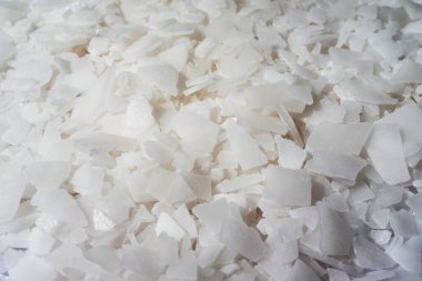 Beyaz arka planda magnezyum tuz tanelerinin yakın çekimi, detaylı beyaz parçacıklar deniz tuzu, doğal desen. Magnezyum terapisi, Sağlık Sigortası, kişisel bakım, sağlığın iyileştirilmesi, ev istirahatı.