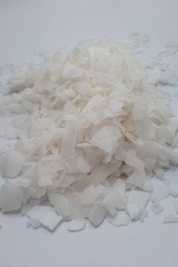 Beyaz arka planda magnezyum tuz tanelerinin yakın çekimi, detaylı beyaz parçacıklar deniz tuzu, doğal desen. Magnezyum terapisi, Sağlık Sigortası, kişisel bakım, sağlığın iyileştirilmesi, ev istirahatı.