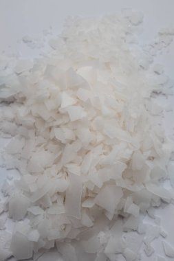 Beyaz arka planda magnezyum tuz tanelerinin yakın çekimi, detaylı beyaz parçacıklar deniz tuzu, doğal desen. Magnezyum terapisi, Sağlık Sigortası, kişisel bakım, sağlığın iyileştirilmesi, ev istirahatı.