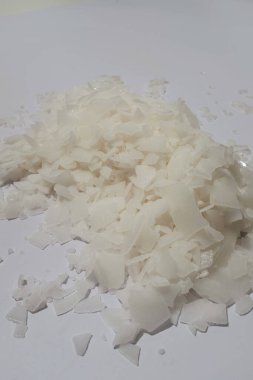 Beyaz arka planda magnezyum tuz tanelerinin yakın çekimi, detaylı beyaz parçacıklar deniz tuzu, doğal desen. Magnezyum terapisi, Sağlık Sigortası, kişisel bakım, sağlığın iyileştirilmesi, ev istirahatı.