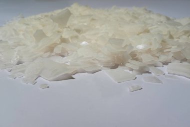 Beyaz arka planda magnezyum tuz tanelerinin yakın çekimi, detaylı beyaz parçacıklar deniz tuzu, doğal desen. Magnezyum terapisi, Sağlık Sigortası, kişisel bakım, sağlığın iyileştirilmesi, ev istirahatı.