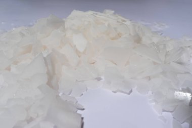 Beyaz arka planda magnezyum tuz tanelerinin yakın çekimi, detaylı beyaz parçacıklar deniz tuzu, doğal desen. Magnezyum terapisi, Sağlık Sigortası, kişisel bakım, sağlığın iyileştirilmesi, ev istirahatı.