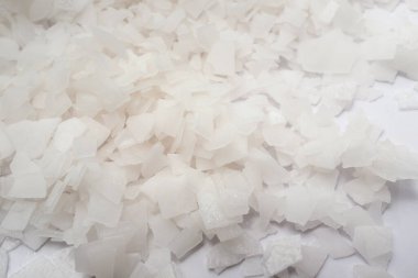 Beyaz arka planda magnezyum tuz tanelerinin yakın çekimi, detaylı beyaz parçacıklar deniz tuzu, doğal desen. Magnezyum terapisi, Sağlık Sigortası, kişisel bakım, sağlığın iyileştirilmesi, ev istirahatı.