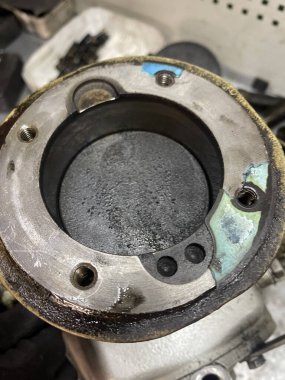 Bir otomotiv mekanik atölyesinde bakım ve onarım sırasında yıpranmış iç yanmalı motor bileşeninin motor silindirli baş pistonu karbon atık görüntüsü