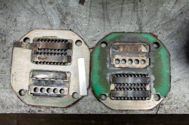 Gri yıpranmış yüzeyde eski paslı demir parçaları