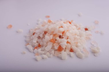 Gri arkaplanda pembe Himalaya tuzu yığını, yakın görüş