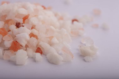 Gri arkaplanda pembe Himalaya tuzu yığını, yakın görüş