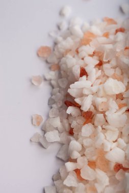 Gri arkaplanda pembe Himalaya tuzu yığını, yakın görüş