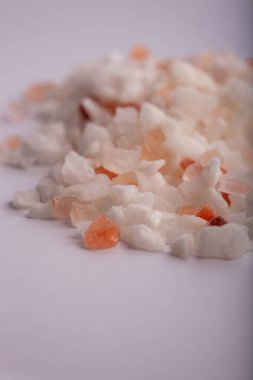 Gri arkaplanda pembe Himalaya tuzu yığını, yakın görüş