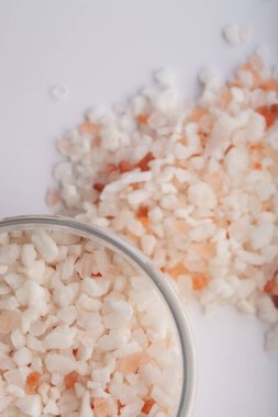 Gri arkaplanda pembe Himalaya tuzu yığını, yakın görüş