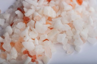 Gri arkaplanda pembe Himalaya tuzu yığını, yakın görüş