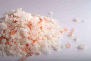 Gri arkaplanda pembe Himalaya tuzu yığını, yakın görüş