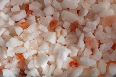 Gri arkaplanda pembe Himalaya tuzu yığını, yakın görüş