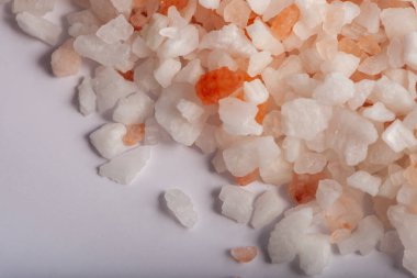 Gri arkaplanda pembe Himalaya tuzu yığını, yakın görüş