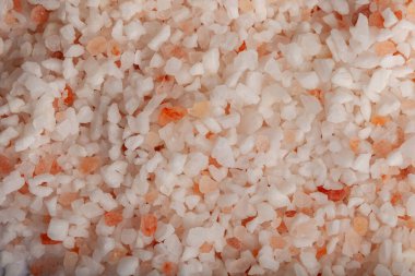 Gri arkaplanda pembe Himalaya tuzu yığını, yakın görüş