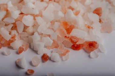 Gri arkaplanda pembe Himalaya tuzu yığını, yakın görüş