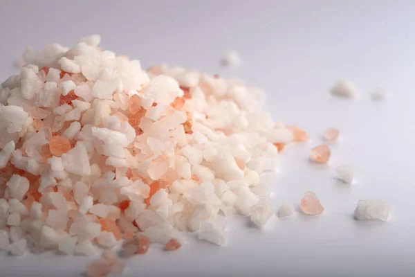 Gri arkaplanda pembe Himalaya tuzu yığını, yakın görüş