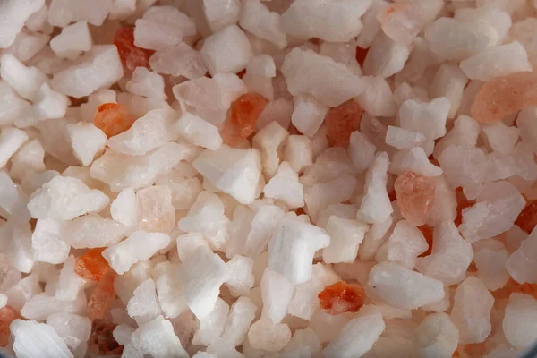 Gri arkaplanda pembe Himalaya tuzu yığını, yakın görüş