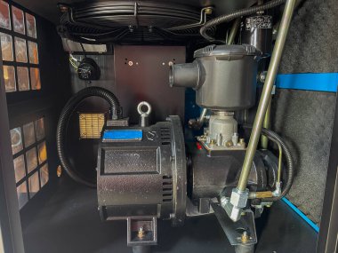 Solenoid valf konnektörü (DIN dolgusu) ve bir hava kompresörü parçasına bir boru klempi