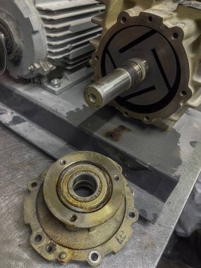 Çalışma tezgahında motor görüntülü mekanik aygıt