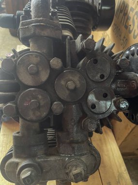 Ahşap yüzeyde eski motor parçası görüntülendi