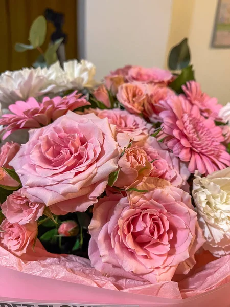 Renkli güller ve Herbera çiçekleri..