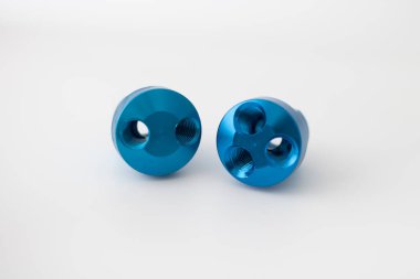 açık gri arkaplana karşı mavi kutsanmış alüminyum dağıtım blokları