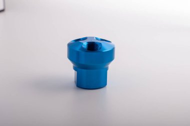 açık gri arkaplana karşı mavi kutsanmış alüminyum dağıtım bloğu