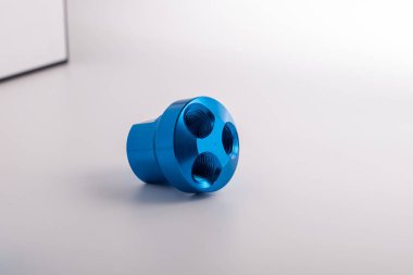 açık gri arkaplana karşı mavi kutsanmış alüminyum dağıtım bloğu