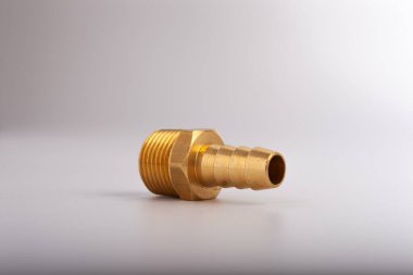 açık gri arkaplana karşı pirinç dikenli hortum adaptörü