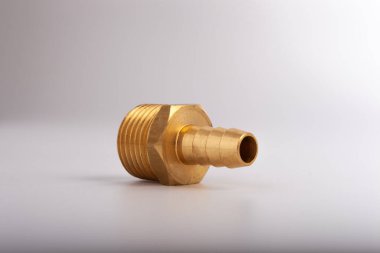 açık gri arkaplana karşı pirinç dikenli hortum adaptörü