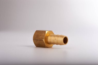 açık gri arkaplana karşı pirinç dikenli hortum adaptörü